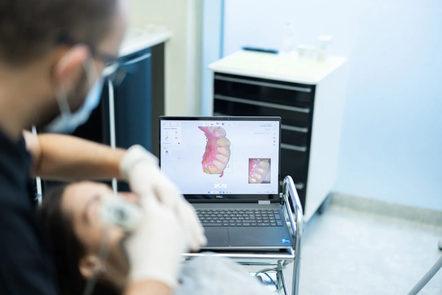 Un paziente si sottopone ad una scansione della sua dentatura allo Studio Redolfi, dentista a Flero e Brescia