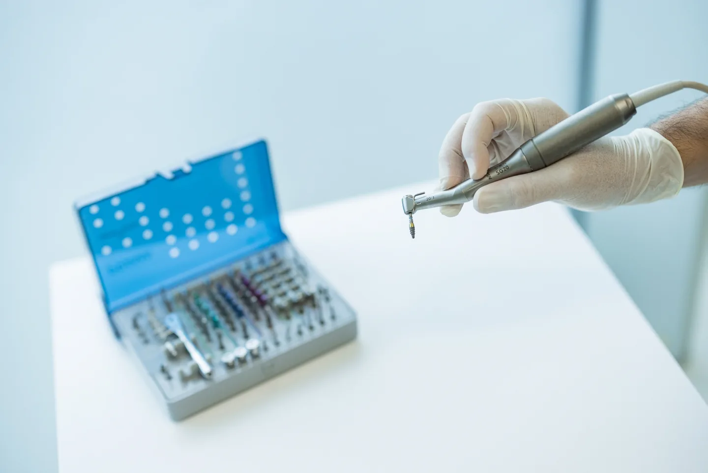 Cassetta contenente testine di trapano da dentista per l'implantologia a carico immediato, tecnologia disponibile presso lo Studio Redolfi, dentista a Flero e Brescia