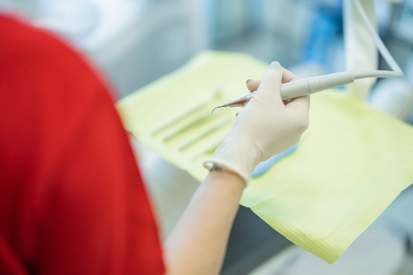 Igienista impugna uno strumento per la rimozione della placca presso lo studio Redolfi, dentista a Flero e Brescia
