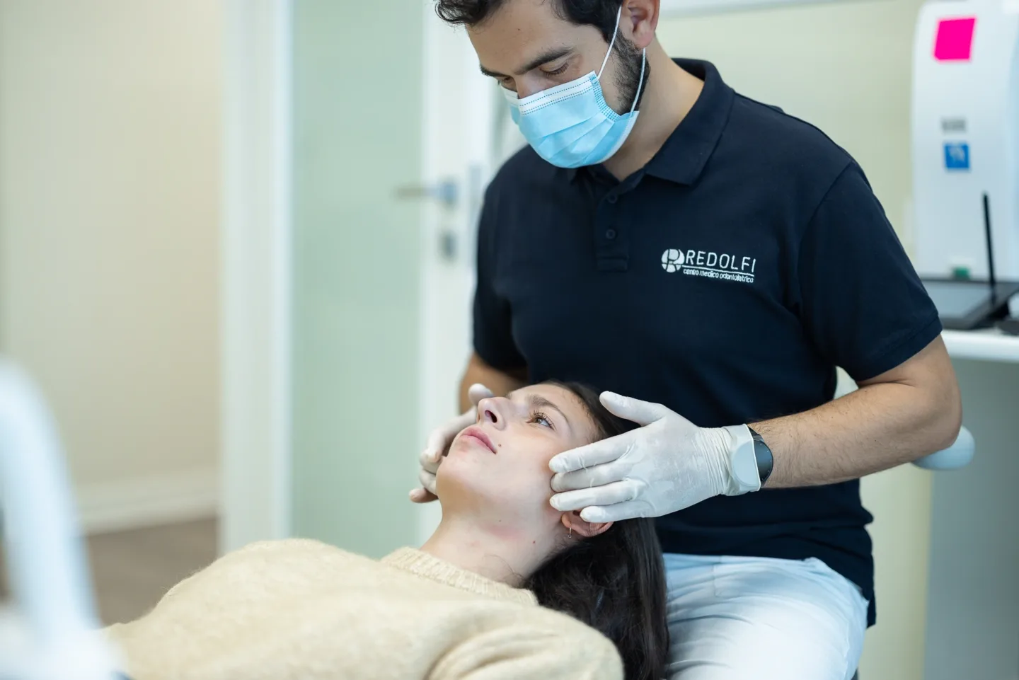 Un dottore usa la gnatologia su un paziente presso lo studio Redolfi, dentista a Flero e Brescia